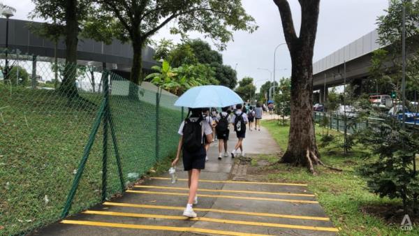 请假、叫出租车：家长们在火车中断期间忙着送孩子参加小学毕业考试