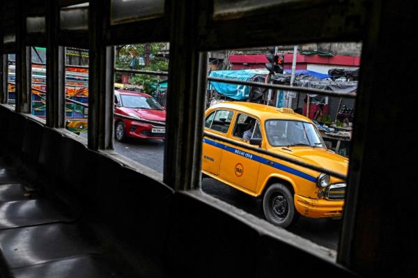 2024年9月8日，加尔各答街道上，车辆驶过空荡荡的有轨电车。—法新社图片
      
      <p style=